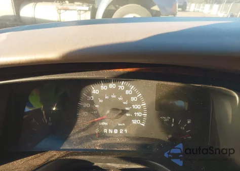 2001 Lincoln Town Car Signature from USA, damaged, VIN 1LNHM82W31Y732838